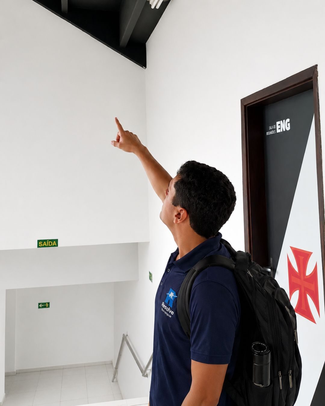 Técnico da Resolve Tecnologias em atendimento nas instalações do Club de Regatas Vasco da Gama, no Rio de Janeiro.