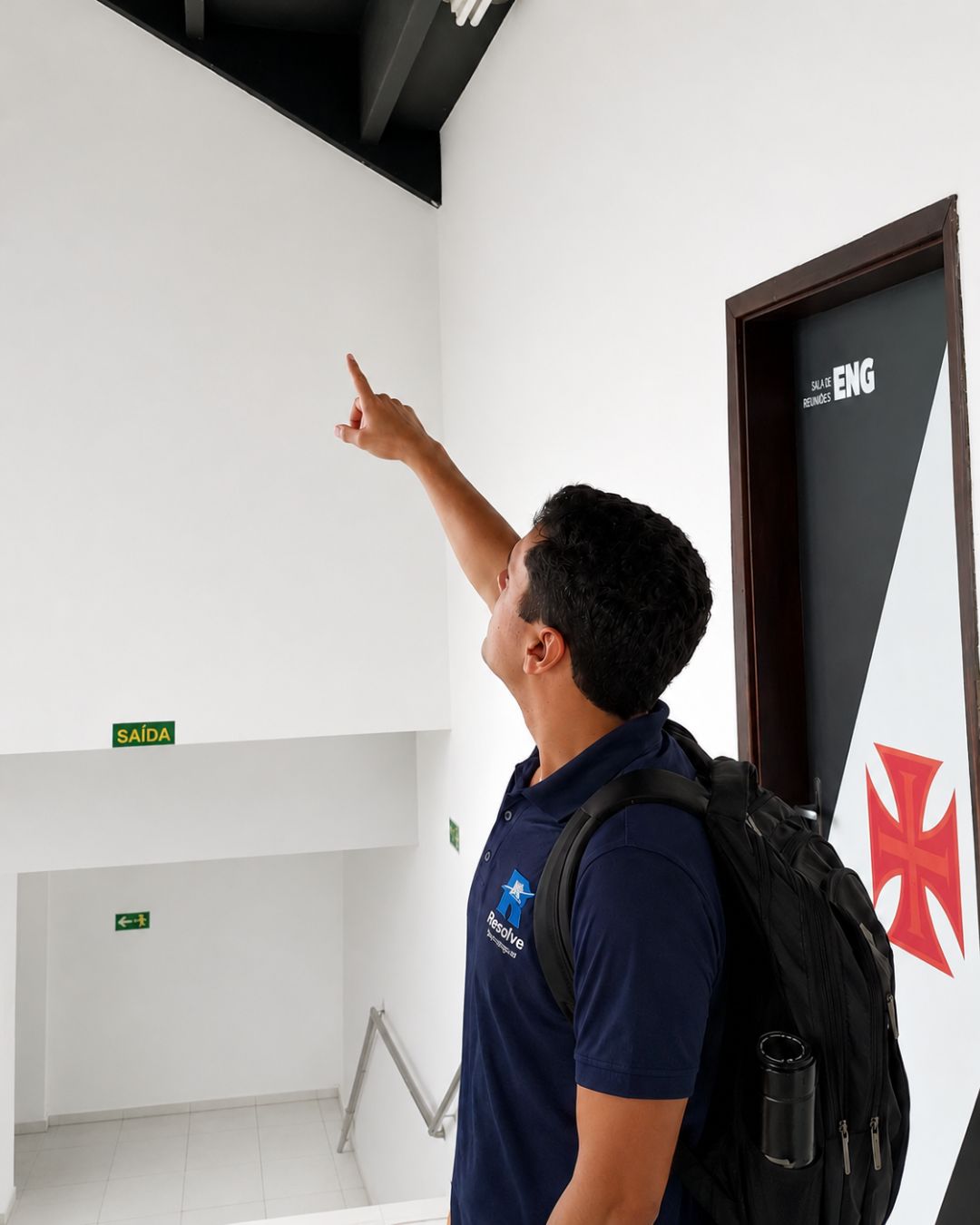 Técnico da Resolve Tecnologias prestando suporte de TI em escritório no Rio de Janeiro